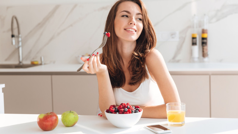 Prendre un petit-déj’ copieux et manger léger le soir ne serait pas une si bonne idée pour perdre du poids