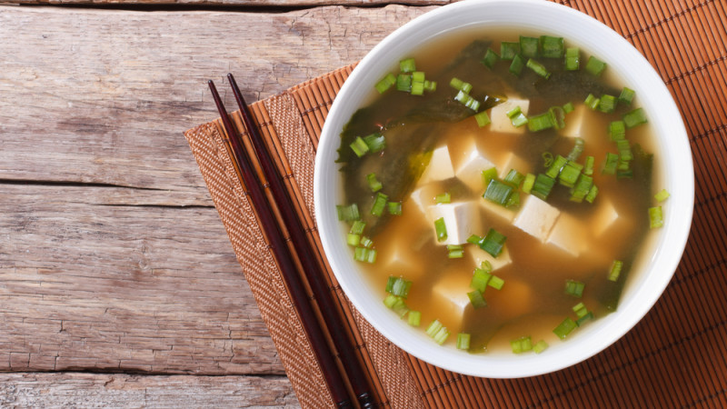 Ventre plat, détoxifiant et anti-gueule de bois, ce bouillon japonais est ce qu’il nous faut cet hiver