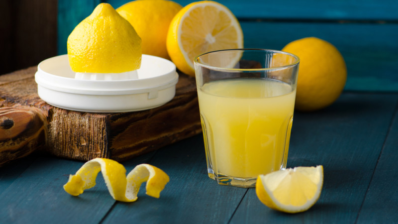 Pourquoi boire du jus de citron le soir ? Découvrez ses bienfaits nocturnes