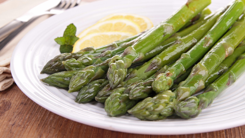 Pourquoi notre urine sent-elle fort lorsqu'on mange des asperges ?