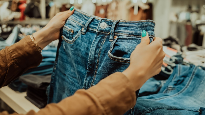 Incroyable ! On connaît enfin l'astuce qui permet de savoir si un jean est à la bonne taille sans l'essayer !