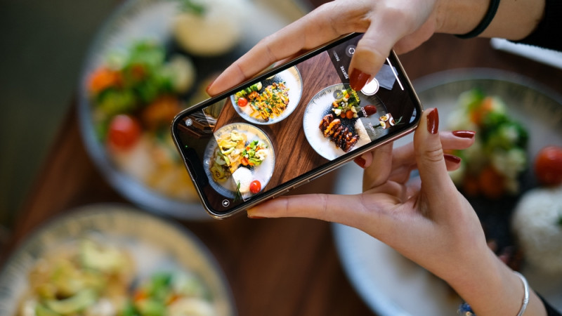 Food shaming : c'est quoi cette tendance qui consiste à faire culpabiliser les gens sur ce qu'ils mangent ?