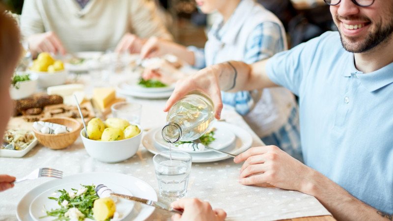 Il ne faut pas boire d’eau pendant les repas : Info ou Intox ?