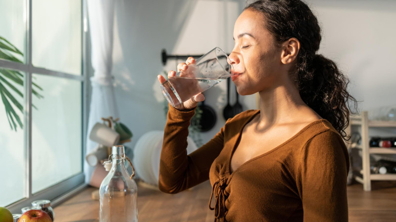 Faut-il boire plus d'eau pour maigrir ? Une perspective diététique