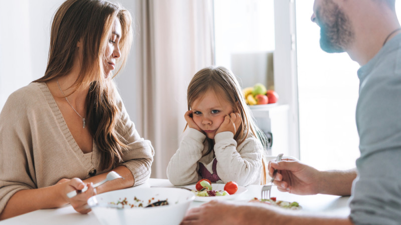 “Mamans amandes”, quel est ce principe éducatif dangereux pour la santé mentale des enfants ?