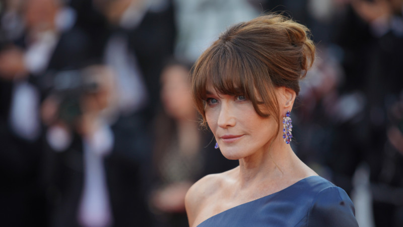 Carla Bruni : à 55 ans, elle révèle la méthode qui lui permet d’avoir un ventre plat et gainé 