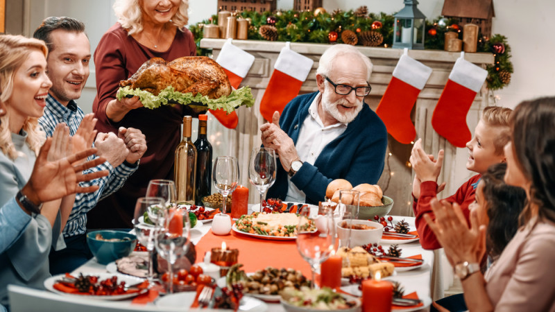 Chaque année, cette grand-mère fait payer le dîner de Noël à sa famille pour alléger sa charge mentale