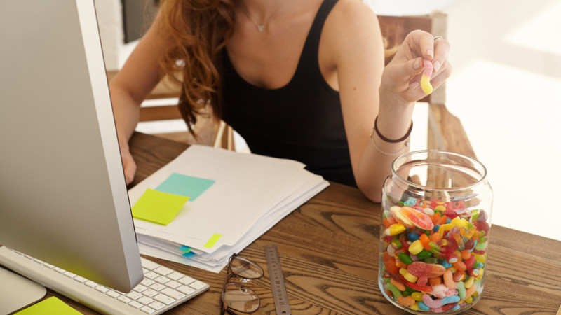 Manger des bonbons pour perdre du poids, la tendance vantée par des TikTokeurs