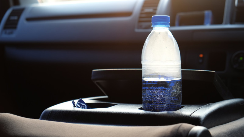 Ne pas laisser traîner vos bouteilles d’eau dans la voiture