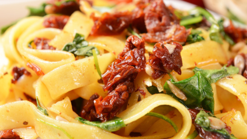 Recette de Linguine aux tomates séchées et roquette 