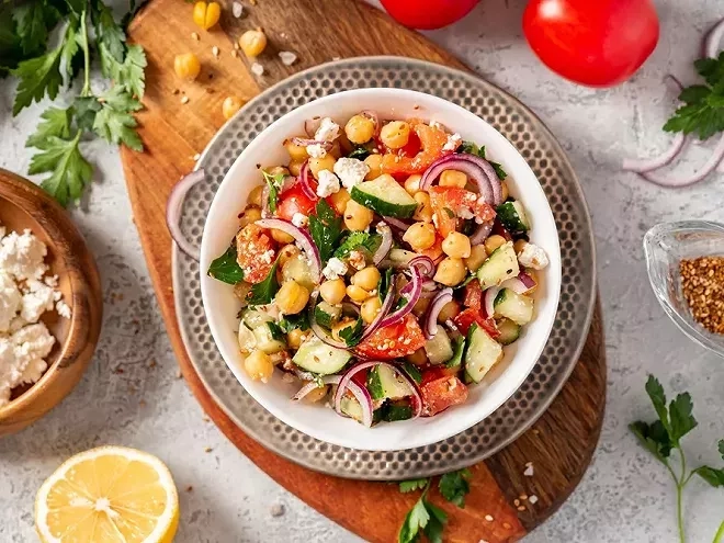 10 recettes de salades de printemps fraîches et gourmandes