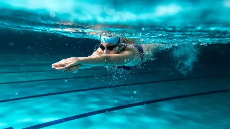 Comment travailler les abdos avec la natation ?