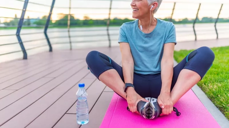 Ménopause : le yoga soulage-t-il les symptômes ?