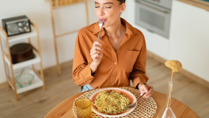 Manger doucement pour manger moins, ça marche ?