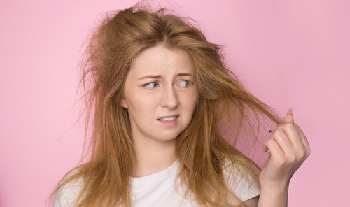 Comment bien se démêler les cheveux sans les abîmer ?