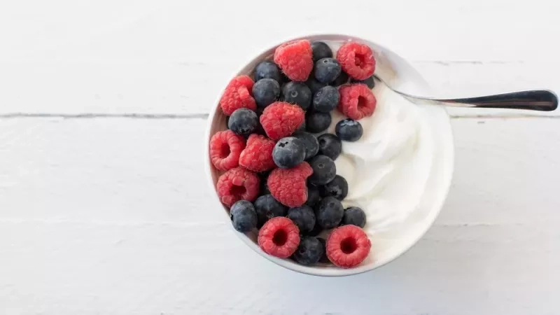 Ce yaourt moins cher que le skyr est tout aussi riche en protéines : l’alternative parfaite !