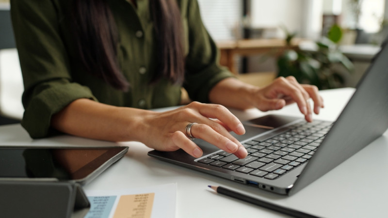 se tenir devant ordinateur