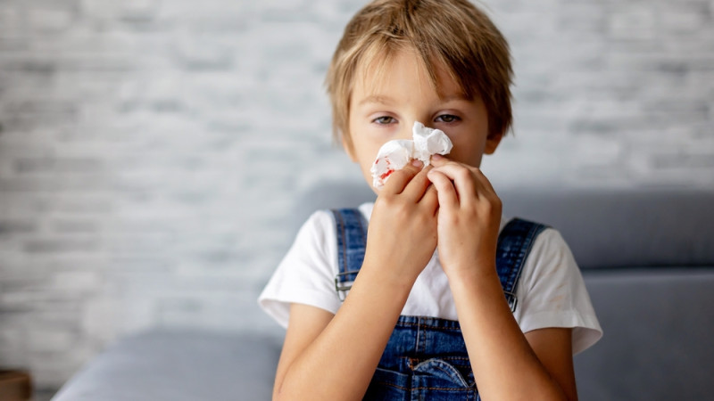 Mon enfant saigne du nez : que faire ?