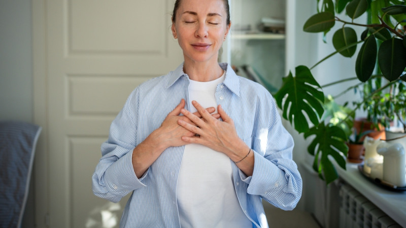 femme pratique techniques de respiration