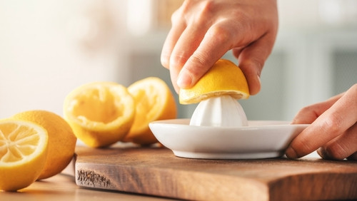 Un citron trop dur ? Découvrez notre astuce magique pour extraire le jus sans effort
