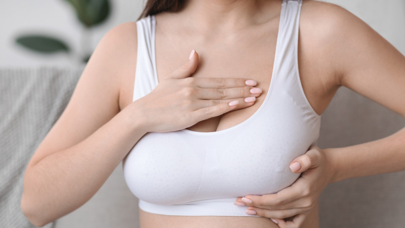 Seins lourds, seins gonflés : quand consulter ?