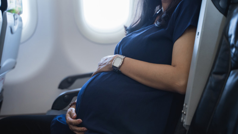 Prendre l’avion enceinte : les précautions à prendre