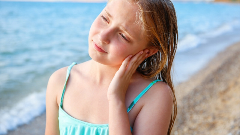 Comment enlever de l’eau dans l’oreille ?