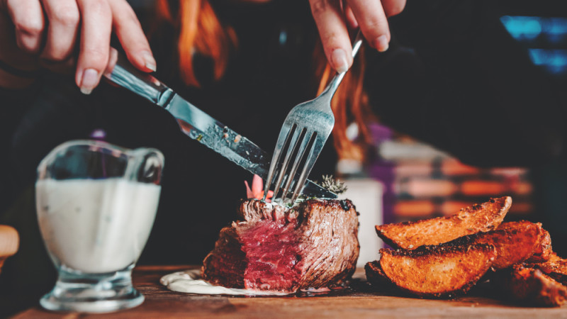 Manger de la viande le soir : mauvais pour la santé ?