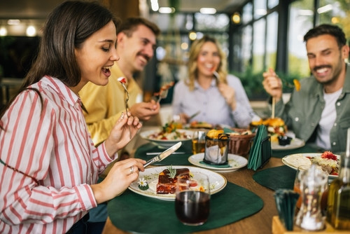 Mincir sans frustration : 7 astuces pour bien manger au restaurant