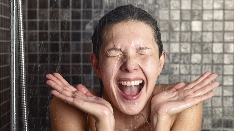 femme dans la douche